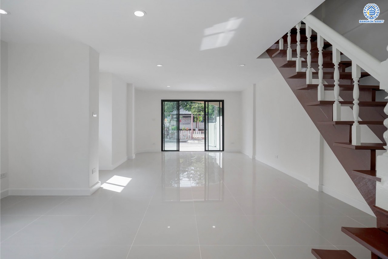 บ้านมือสองตกแต่งใหม่ ทาวน์เฮ้าส์ทำเลโซนเมือง! โครงการ เกร็ดแก้วการ์เด้น รัตนาธิเบศร์ ที่สุดของความคุ้ม! เนื้อที่ 32 ตร.ว. ฟังก์ชันระดับบ้านเดี่ยว 3 ห้องนอน 3 ห้องน้ำ 2 ที่จอดรถ ใกล้ทางด่วน "งามวงศ์วาน" และรถไฟฟ้าสายสีม่วง "สถานีบางกระสอ"